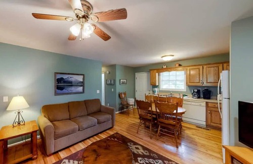 Trenton Cabin | Mountain Hideaway: Family-Friendly Retreat with Breakfast