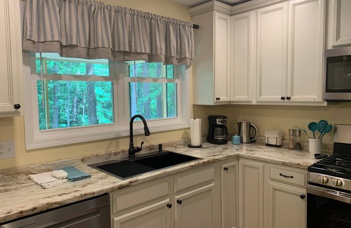 Roseland Cabin | Idyllic Mountain Hideaway Cabin with Breakfast & Family Amenities