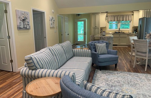 Roseland Cabin | Idyllic Mountain Hideaway Cabin with Breakfast & Family Amenities