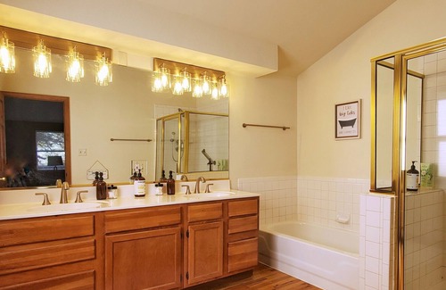 Golden House | Scenic Mountain Retreat with Kitchen, Close to Red Rocks