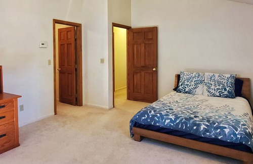 Golden House | Scenic Mountain Retreat with Kitchen, Close to Red Rocks