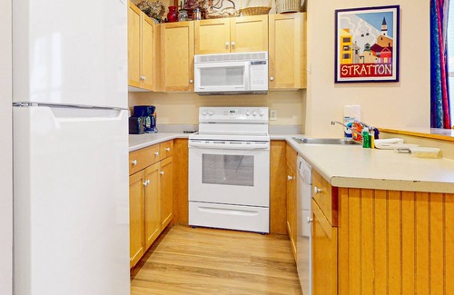 Stratton Mountain Condo | Relaxing Mountain Retreat with Pool Views and Hot Tub