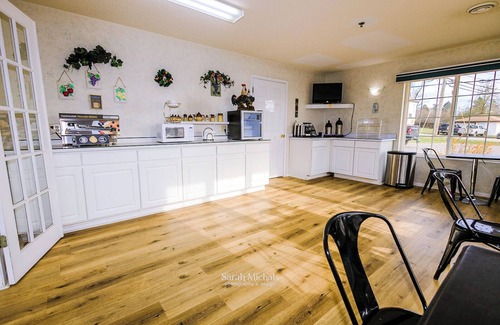 Iron Mountain Hotel | Cozy Mountain Host Motor Inn with Spa and Breakfast Included
