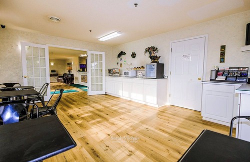 Iron Mountain Hotel | Cozy Mountain Host Motor Inn with Spa and Breakfast Included