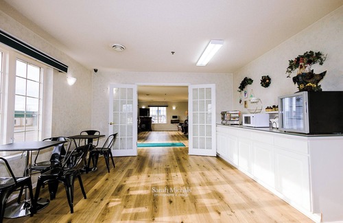 Iron Mountain Hotel | Cozy Mountain Host Motor Inn with Spa and Breakfast Included