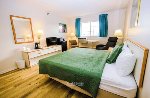 Iron Mountain Hotel | Cozy Mountain Host Motor Inn with Spa and Breakfast Included