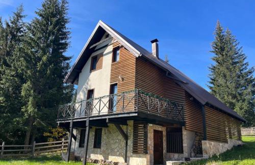 Kasidoli House | Discover Mountain House 1984: Family-Friendly Retreat