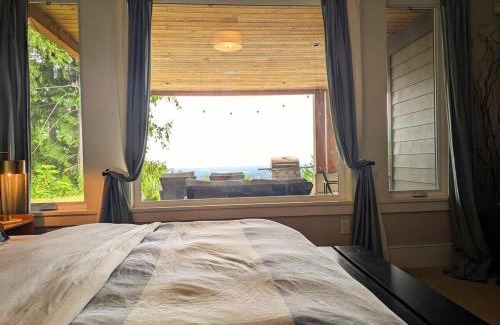 Regional District of Nanaimo Bed & Breakfast | Mountain House of Wonder: Pet-Friendly Retreat with Hot Tub