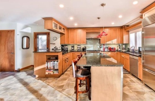 Maplecrest House | Scenic Mountain Retreat with Gourmet Kitchen & Pet-Friendly
