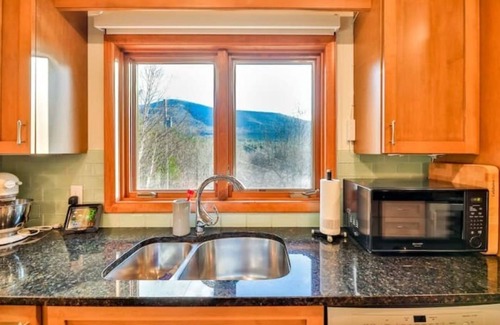 Maplecrest House | Scenic Mountain Retreat with Gourmet Kitchen & Pet-Friendly
