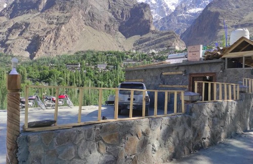 Karimabad Cabin | Cozy Mountain Inn Hunza: Pet & Child Friendly Retreat