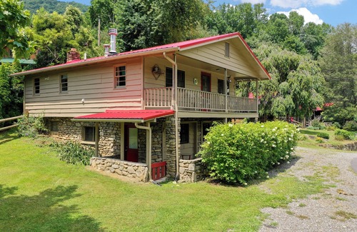Maggie Valley Cabin | Mountain Joy Cottages #4: Family-Friendly Getaway with Pool