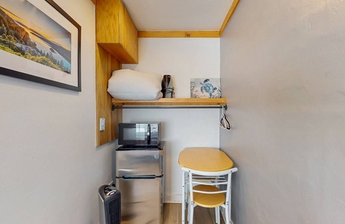 Kings Beach Ski Chalet | Family-Friendly Mountain Lakeview Hotel with Skiing & WiFi