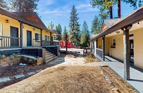 Kings Beach Ski Chalet | Family-Friendly Mountain Lakeview Hotel with Skiing & WiFi