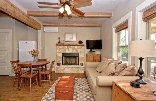 Wimberley Cabin | Cozy Mountain Laurel I 2Br Cabin with Spa & Breakfast