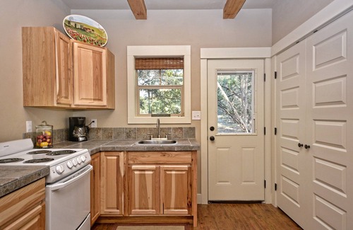 Wimberley Cabin | Cozy Mountain Laurel I 2Br Cabin with Spa & Breakfast