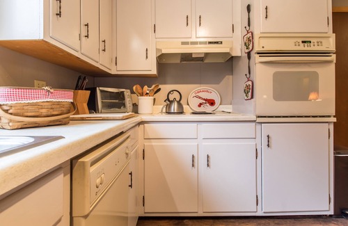 Sylva House | Tranquil Mountain Retreat by the Creek with Fishing & Spa