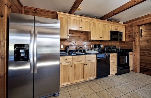 Stanley Cabin | Cozy Log Cabin Getaway with Hot Tub & Mountain Views