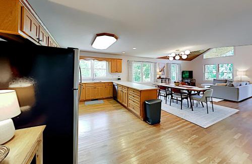 Canton House | Mountain Majesty: 4-Star Retreat with Family & Pet Perks