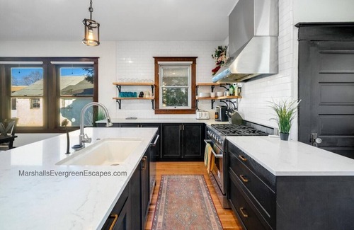Sandy House | Mountain Manor Retreat: Hot Tub, King Beds & Spa Amenities