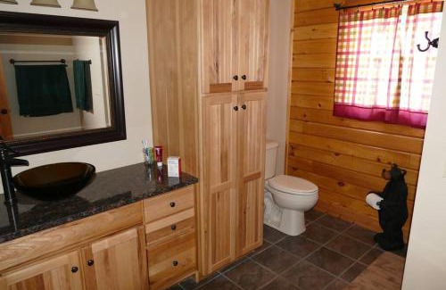 Boynton Ski Chalet | Escape to Bear in the Woods: Family & Pet-Friendly Retreat
