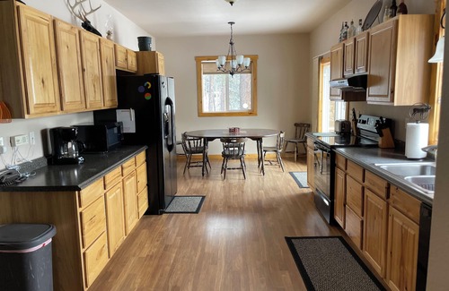 Deadwood Cabin | Unforgettable Mountain Meadow View: Top-Rated Family Retreat