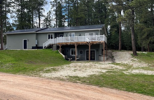 Deadwood Cabin | Unforgettable Mountain Meadow View: Top-Rated Family Retreat