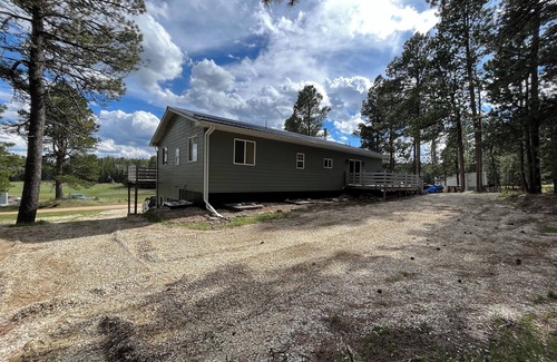 Deadwood Cabin | Unforgettable Mountain Meadow View: Top-Rated Family Retreat