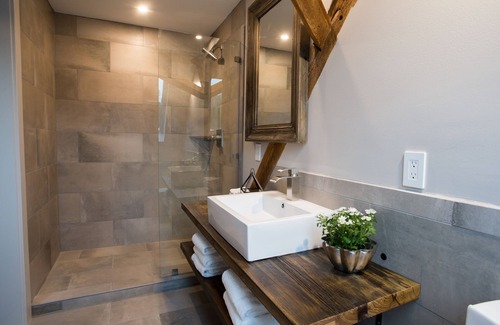 Killington Hotel | Mountain Meadows Lodge: Eco-Friendly Retreat with Breakfast