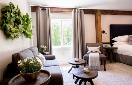 Killington Hotel | Mountain Meadows Lodge: Eco-Friendly Retreat with Breakfast