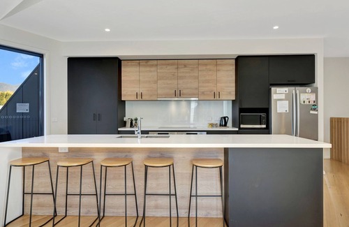 Bright House | Guest Rated 9.6: Mountain Mist Retreat with Kitchen Amenities