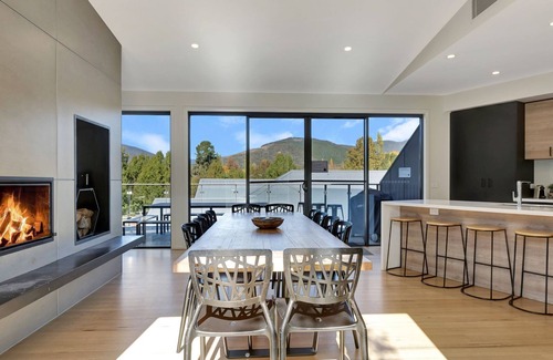 Bright House | Guest Rated 9.6: Mountain Mist Retreat with Kitchen Amenities