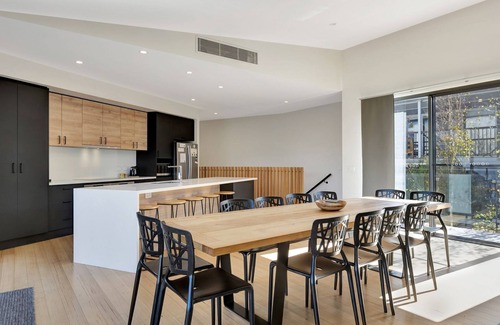 Bright House | Guest Rated 9.6: Mountain Mist Retreat with Kitchen Amenities