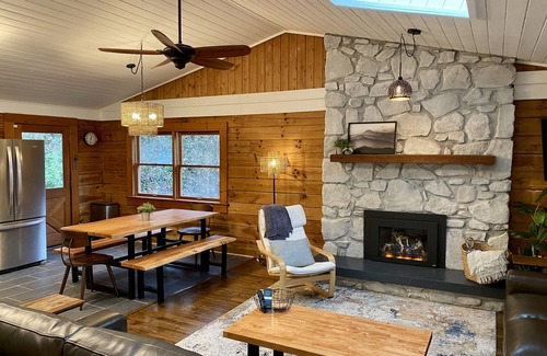 Sylva Cabin | Idyllic Mountain Cabin Near Sylva with Breakfast & Kitchen
