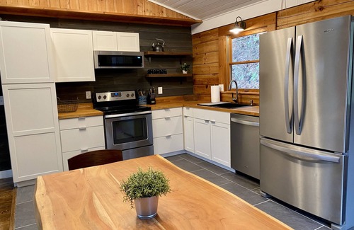 Sylva Cabin | Idyllic Mountain Cabin Near Sylva with Breakfast & Kitchen