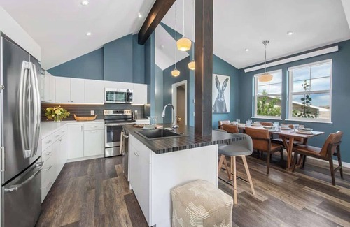 Victor House | Mountain Modern - Ideal Location with Family-Friendly Amenities