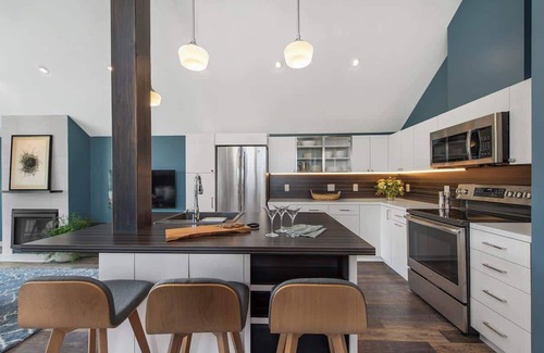Victor House | Mountain Modern - Ideal Location with Family-Friendly Amenities