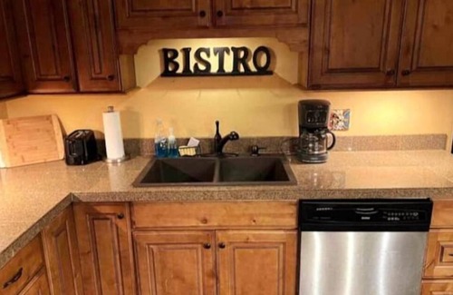 Fraser House | Serene Mountain Oasis: Family-Friendly with Breakfast Included