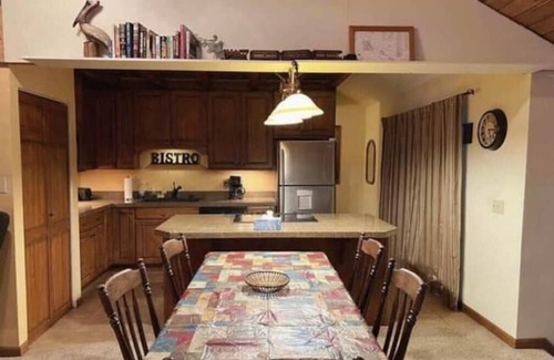 Fraser House | Serene Mountain Oasis: Family-Friendly with Breakfast Included