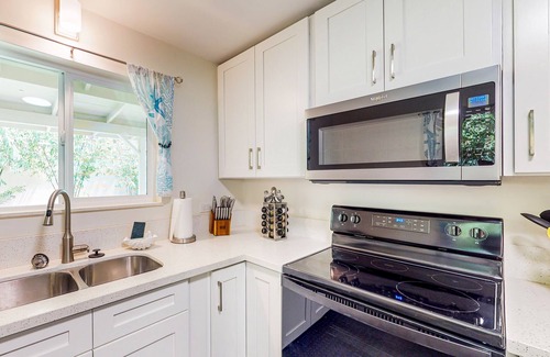 Nanakuli House | Oceanfront Retreat: Bamboo Garden & Pet-Friendly Escape