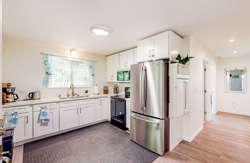 Nanakuli House | Oceanfront Retreat: Bamboo Garden & Pet-Friendly Escape