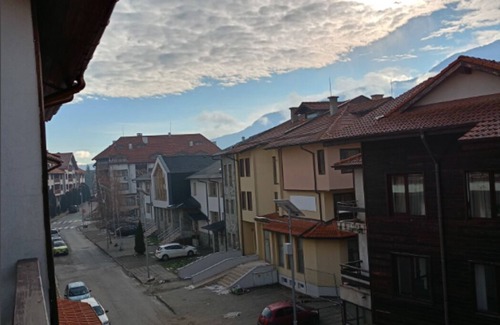 Shiligarnika Apartment | Scenic Mountain View with Two Balconies & Fast Wi-Fi