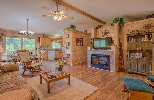 Maggie Valley Cabin | Mountain Peeks: Breathtaking Views & Pet-Friendly Comfort