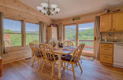 Maggie Valley Cabin | Mountain Peeks: Breathtaking Views & Pet-Friendly Comfort