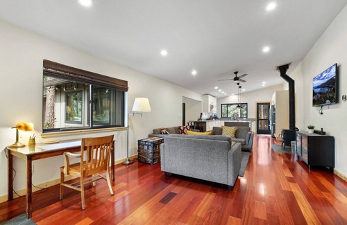 Mountain View Estates House | Mountain Pine Memories: Pet-Friendly Retreat with Hot Tub