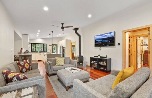 Mountain View Estates House | Mountain Pine Memories: Pet-Friendly Retreat with Hot Tub