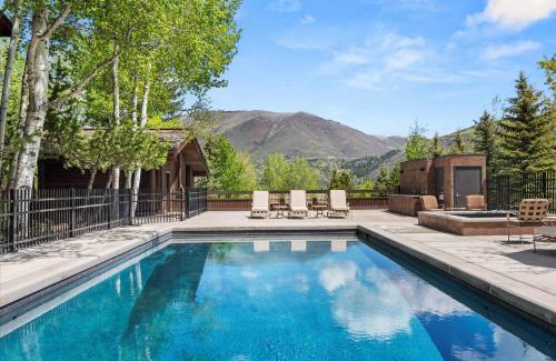 Aspen House | Mountain Queen: Family-Friendly Retreat with Pool Access