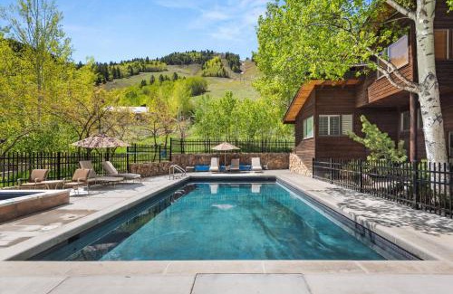 Aspen House | Mountain Queen: Family-Friendly Retreat with Pool Access