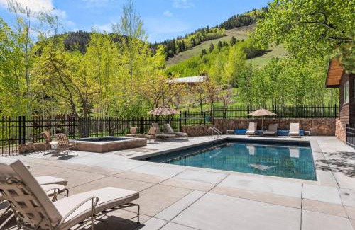Aspen House | Mountain Queen: Family-Friendly Retreat with Pool Access