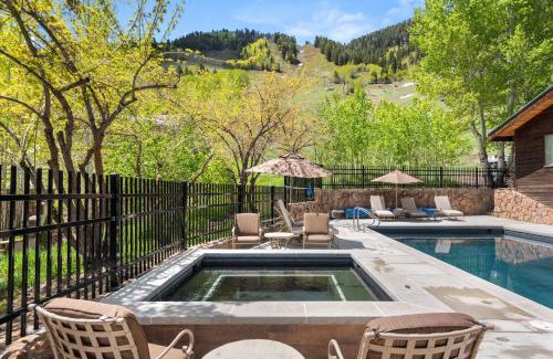 Aspen House | Mountain Queen: Family-Friendly Retreat with Pool Access